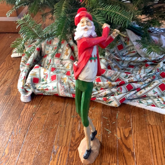 MAKER UNKNOWN | Painted, Wood-carved Santa Golfer in Plus Fours | Stands 19” - Picture 3 of 7